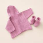 Rückansicht der Jogjoohoi Kapuzenjacke mit passenden Babyschuhen