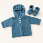 Petrolfarbenes Mogjoohoi Babyset mit Kapuzenjacke und gestrickten Babyschuhen