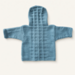 Rückansicht der Mogjoohoi Babyjacke mit Strukturmuster über Rücken und Kapuze